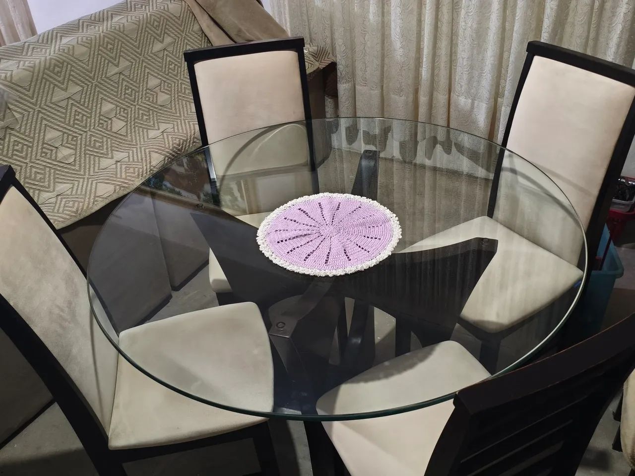 Mesa com 4 cadeiras tampo de vidro