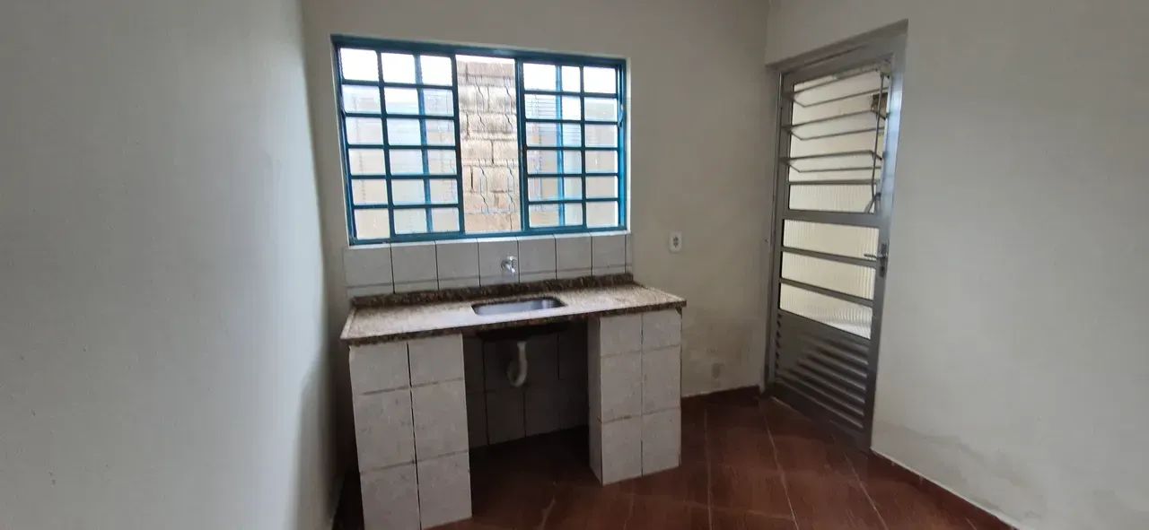 Alugo casa com 3 cômodos e vaga para 1 moto - Foto 2