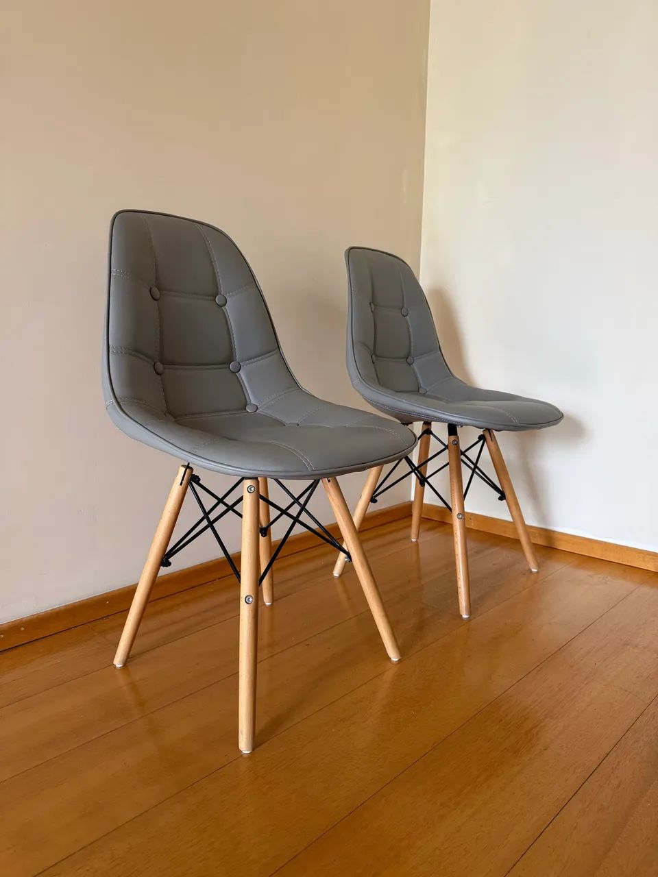 par de cadeiras eames eiffel botonê cinza