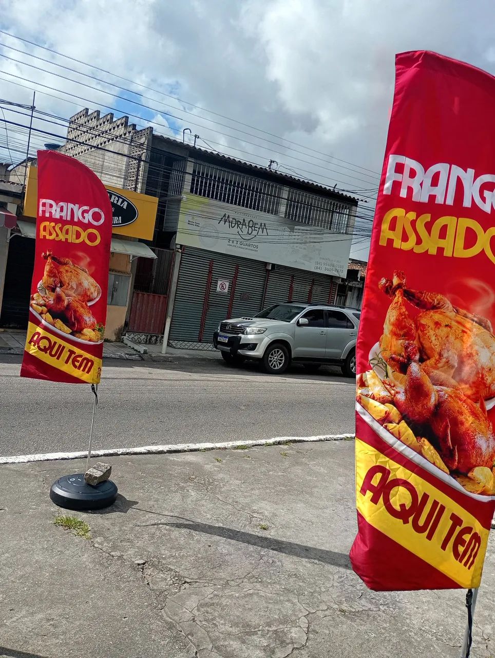 Vendo 2 banners de frango assado 2metro de altura 