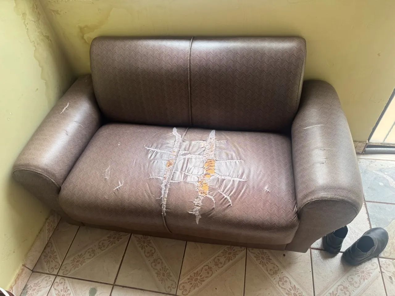 Sofá de 2 lugares marrom - Foto 2