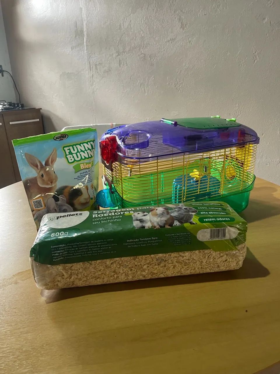 Gaiola para hamster com serragem e ração 