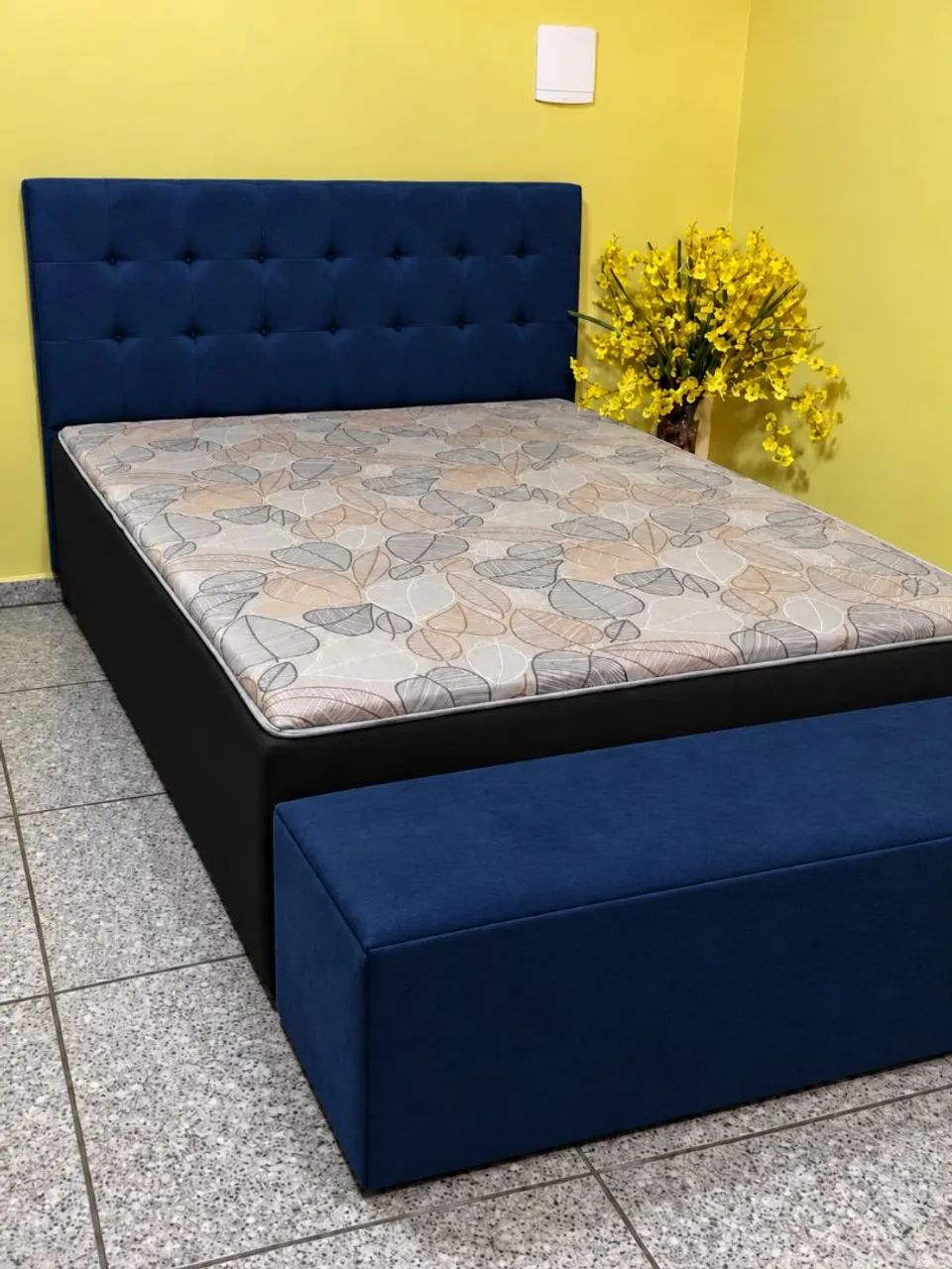 Cama casal com baú recamier e cabeceira