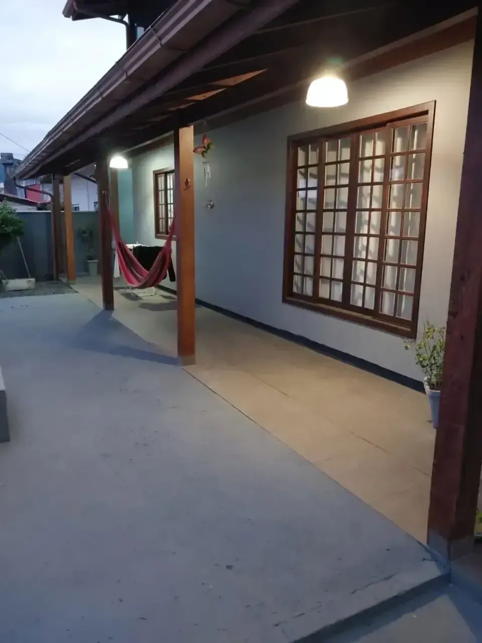 CASA COM 5 QUARTOS SENDO 1 SUITE COM PISCINA NO BAIRRO CARIANOS EM FLORIANOPOLIS-SC - Foto 2
