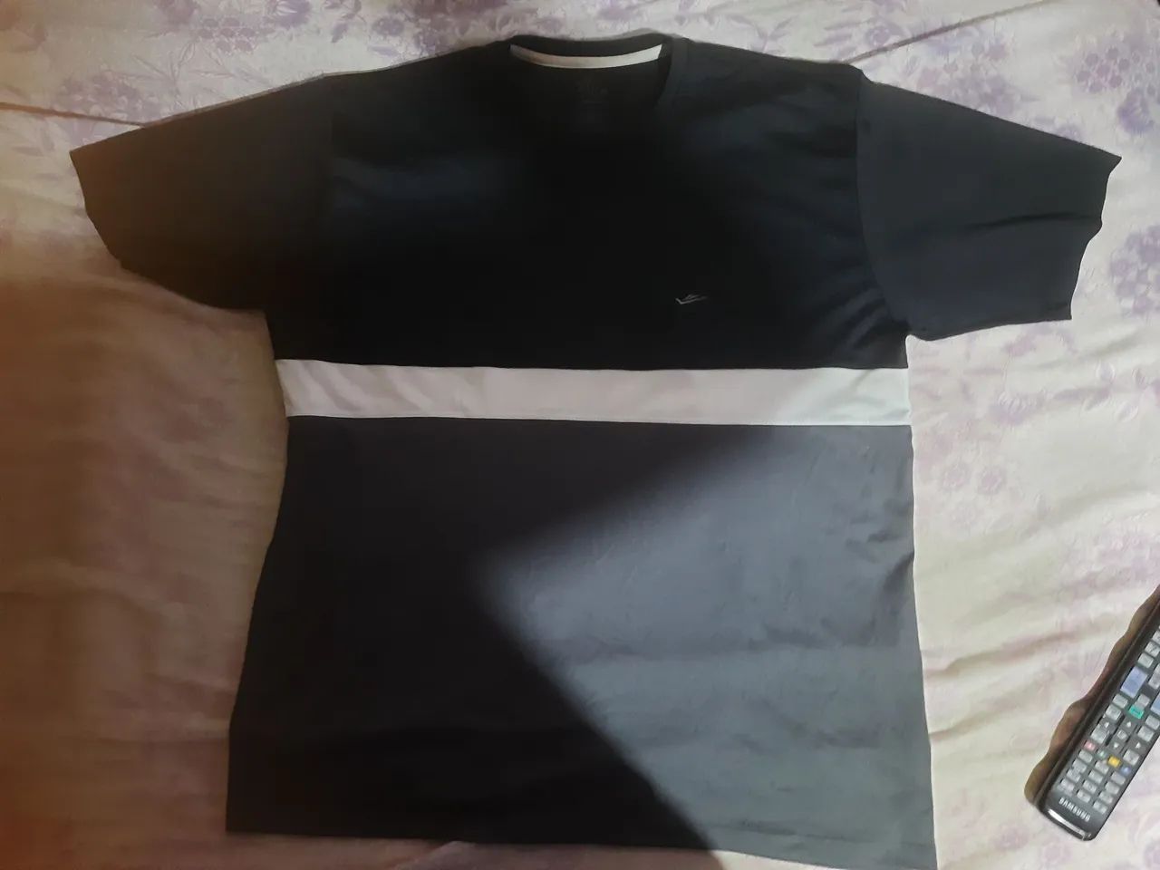 Camisa preta, branca e cinza gg
