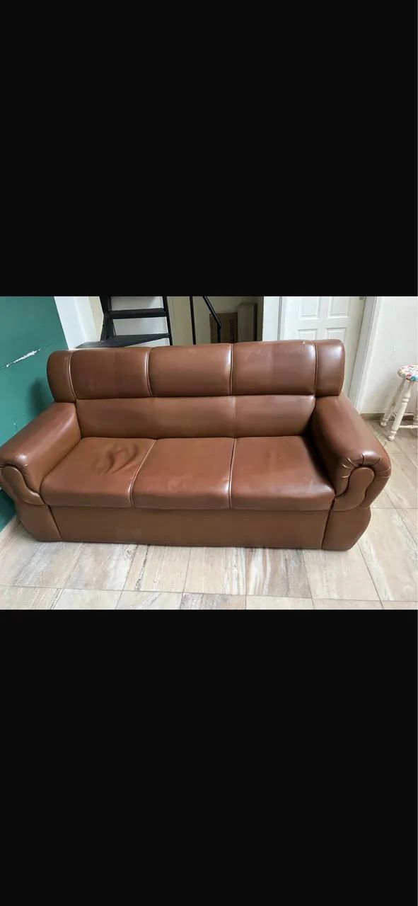 SOFÁ EM COURO SINTÉTICO 