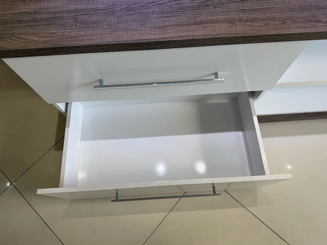 Rack com Painel para TV em MDF - 2,70m | Madeira e Branco  - Foto 4