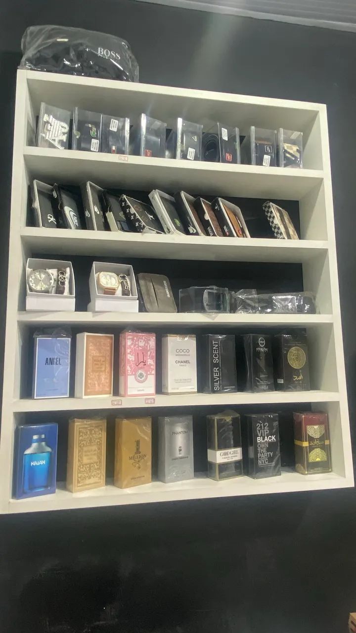 Expositore para perfumes , cintos , esmaltes ?