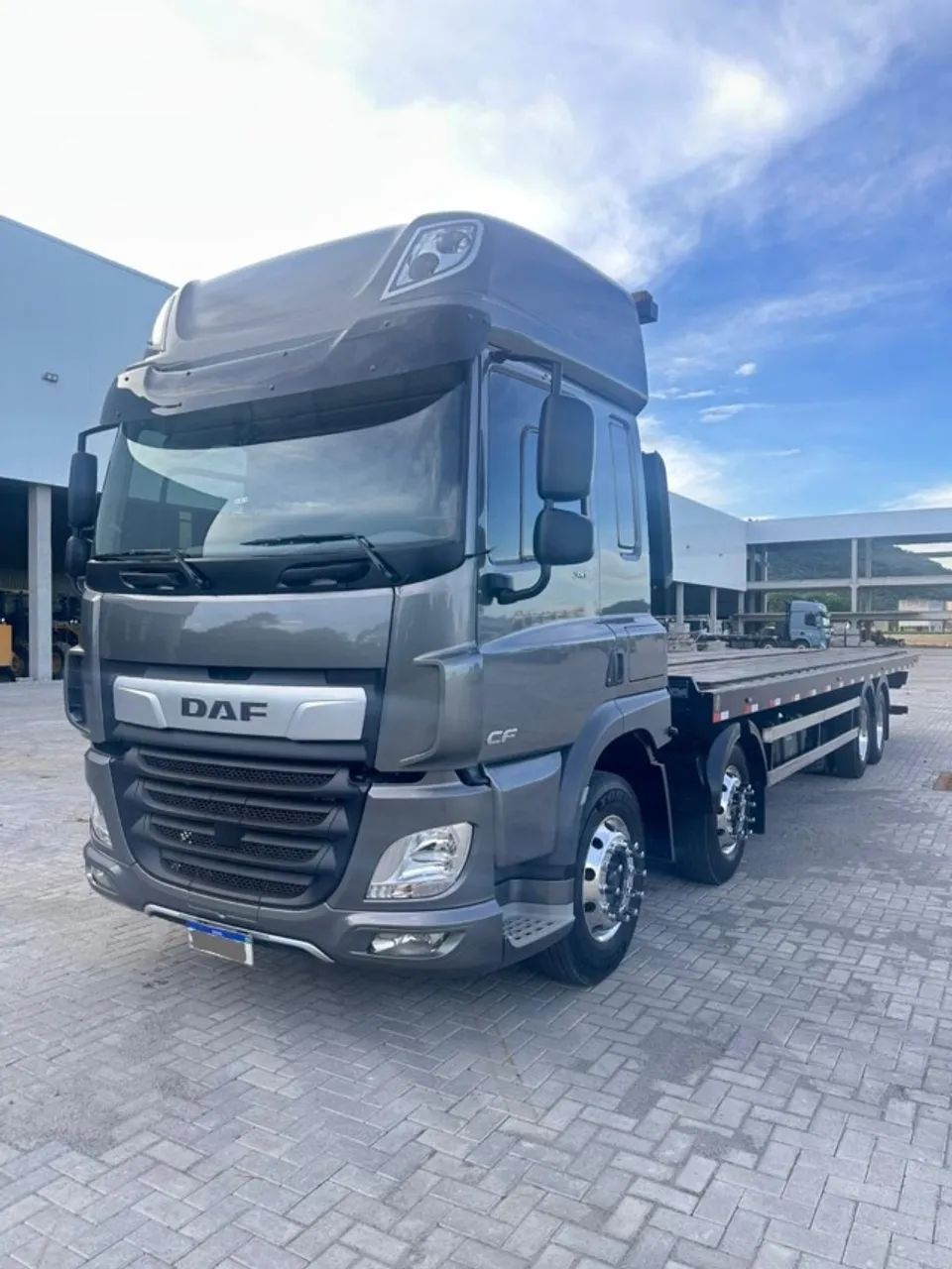 CAMINHÃO PLATAFORMA DAF CF 310 8X2 SPACE CAB AUT