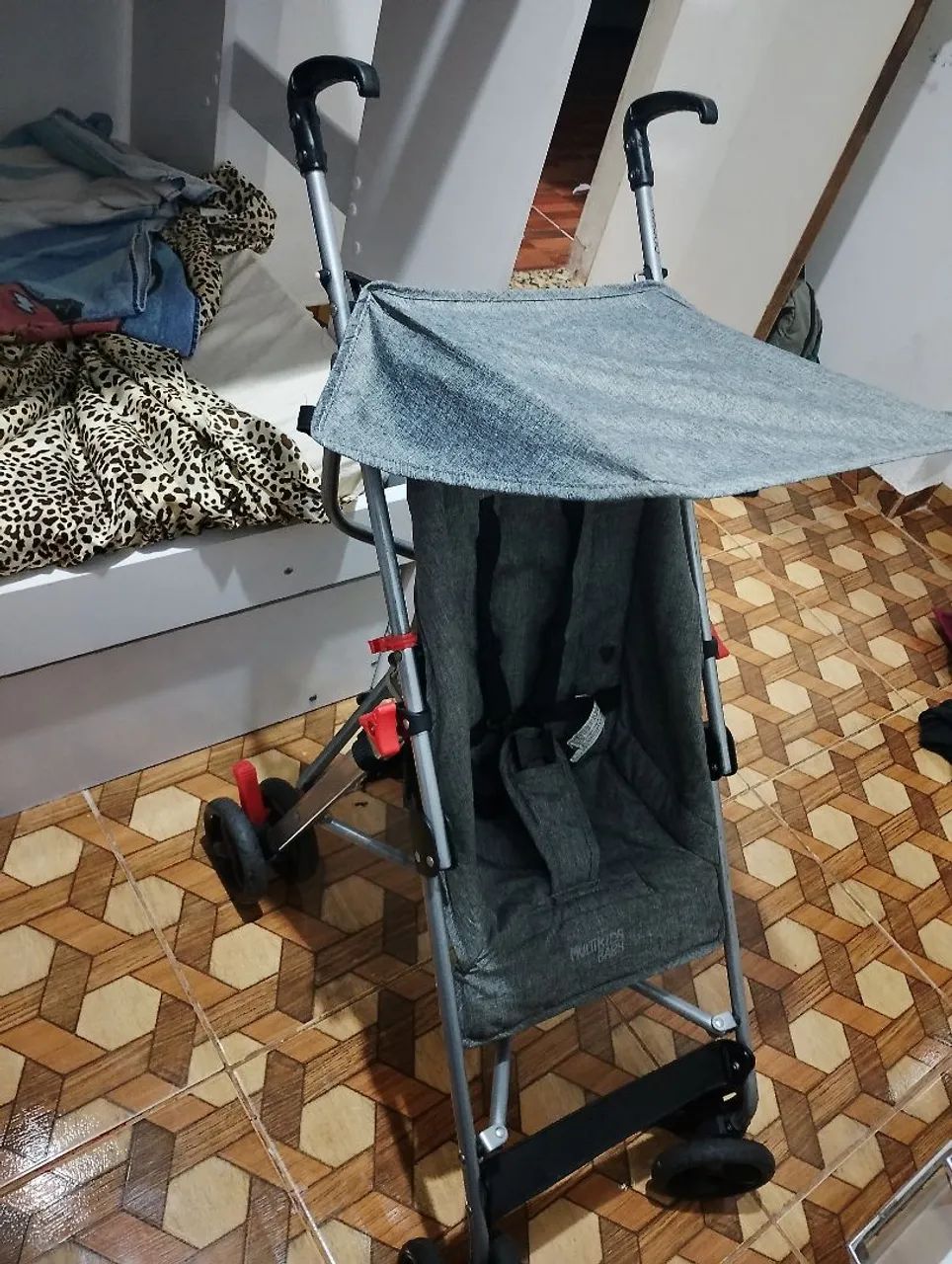 Carrinho de bebê modelo guarda chuva com duas posições 