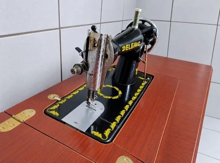 Máquina de costura antiga  - Foto 2