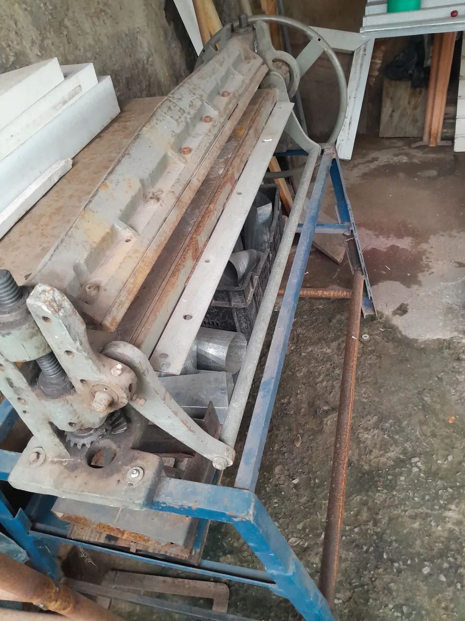 Máquina de dobrar calha