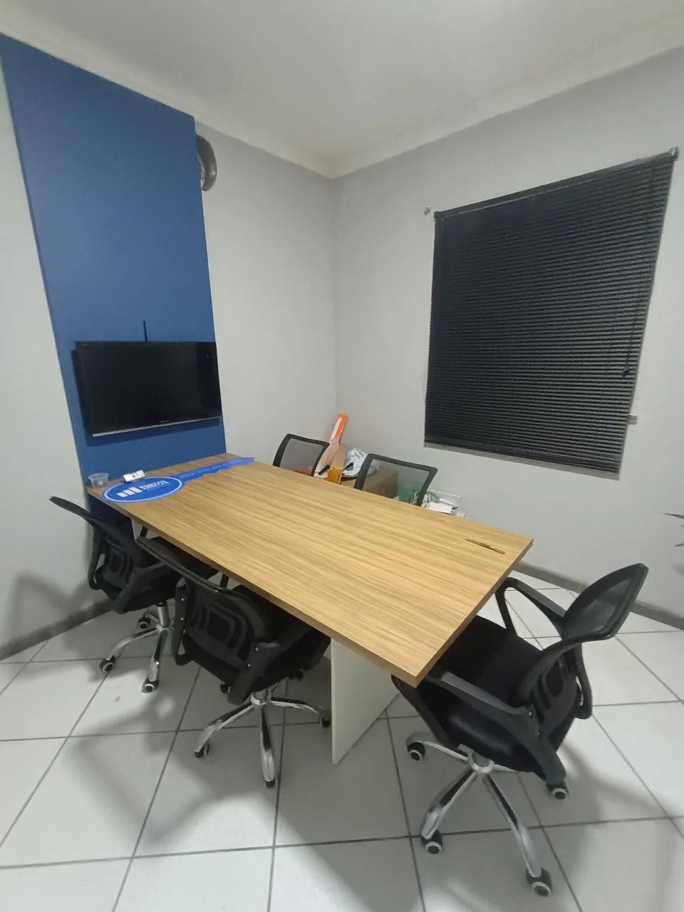 Mesa de reunião nova em MDF com painel e 5 cadeiras novas - Foto 2