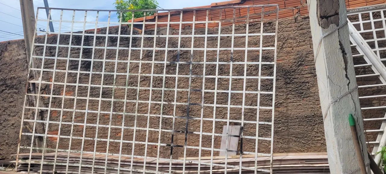 Portão quadrangular65675266533123120