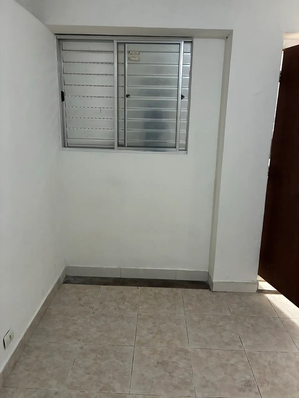 Quarto com banheiro e pia de cozinha 