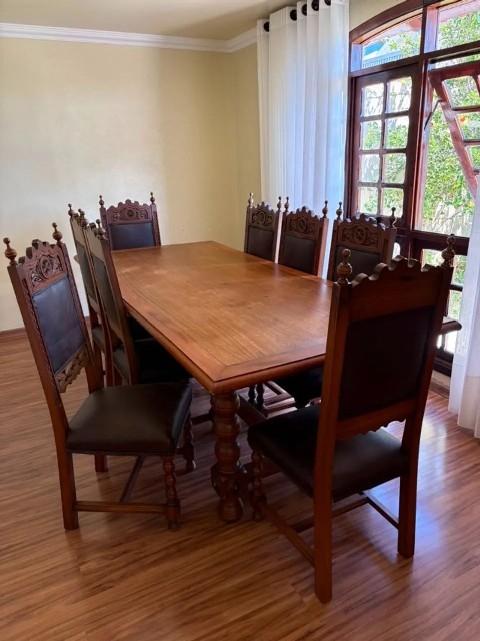Mesa de Jantar Clássica de Cerejeira com 8 cadeiras - Foto 2
