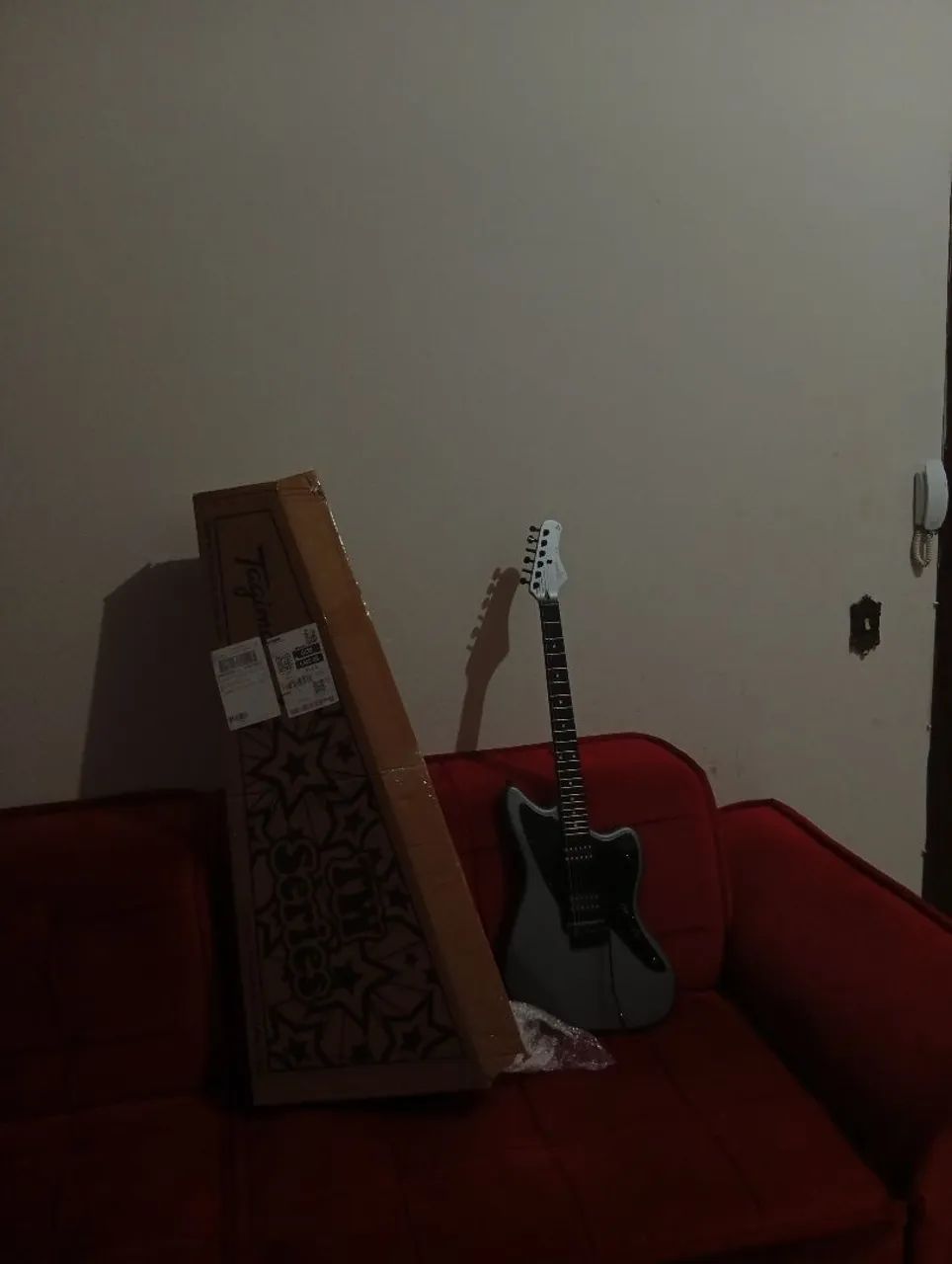 GUITARRA TAGIMA ESCALA ESCURA ESCUDO BK TW-62 MDSV ACOMPANHADA DE UM PEDAL DE EFEITOS - Foto 5