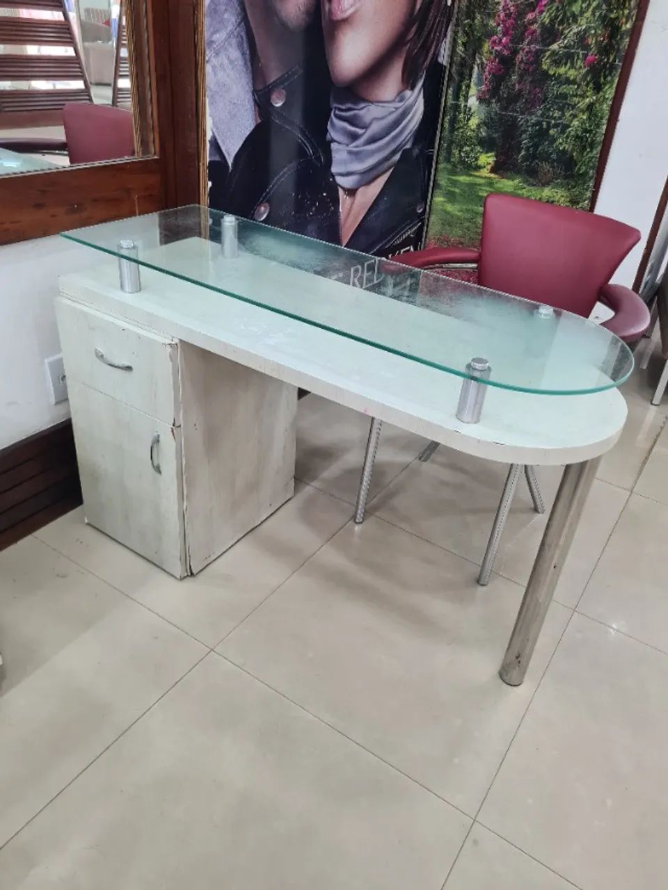 Mesa de manicure em mdf com tampo de vidro  - Foto 2