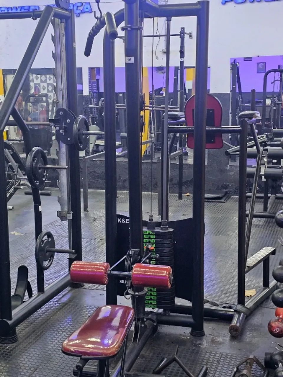 Musculação- Pulley Costas pegada alta e remada baixa.
