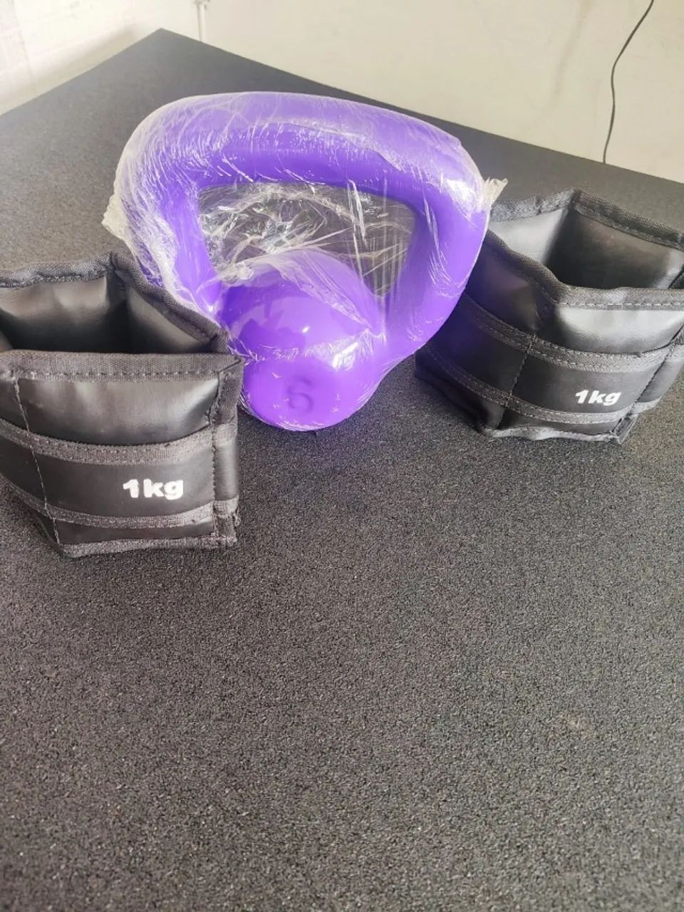 Kit 2 Caneleiras 1kg + Kettlebell 6kg