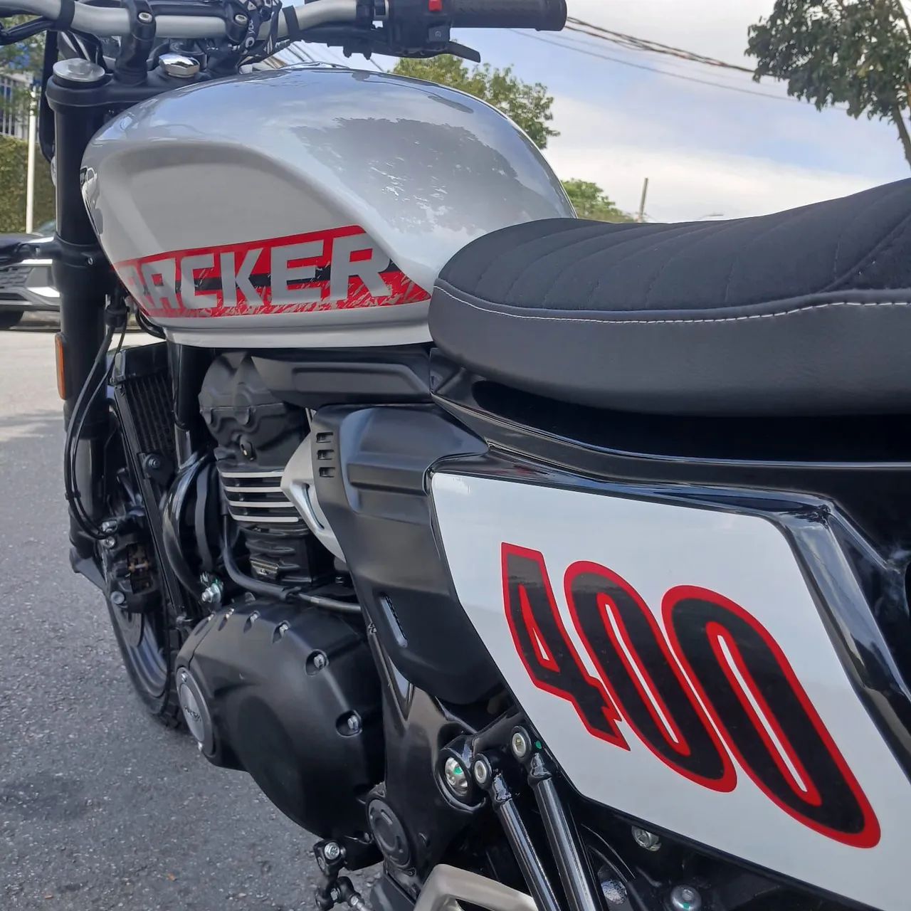 Thiumph Tracker 400 