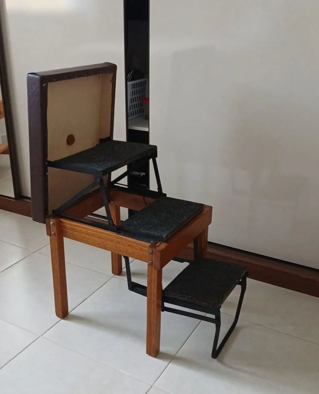 Banqueta dobrável com escada couro - Foto 2