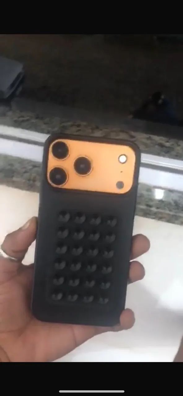 iPhone XR na carcaça do 17 pro max 