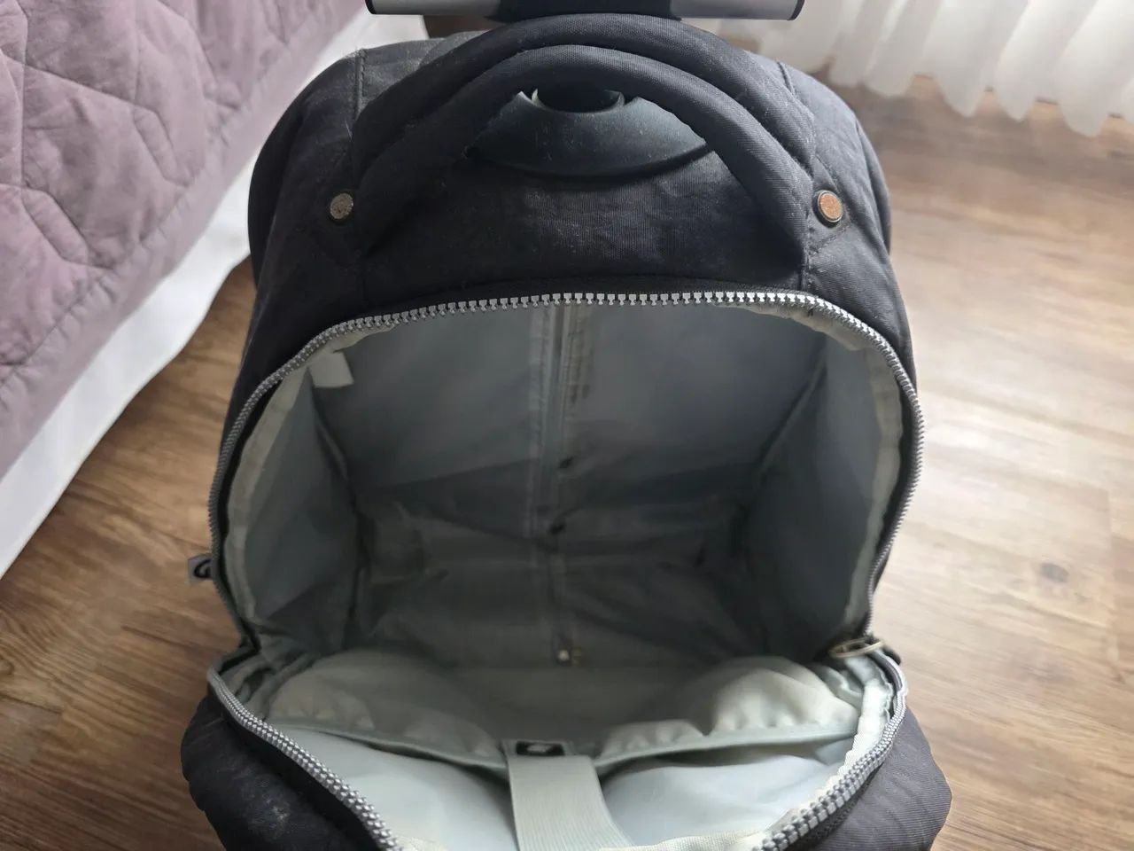 Mochila de rodinhas - Muito bem conservada  - Foto 3