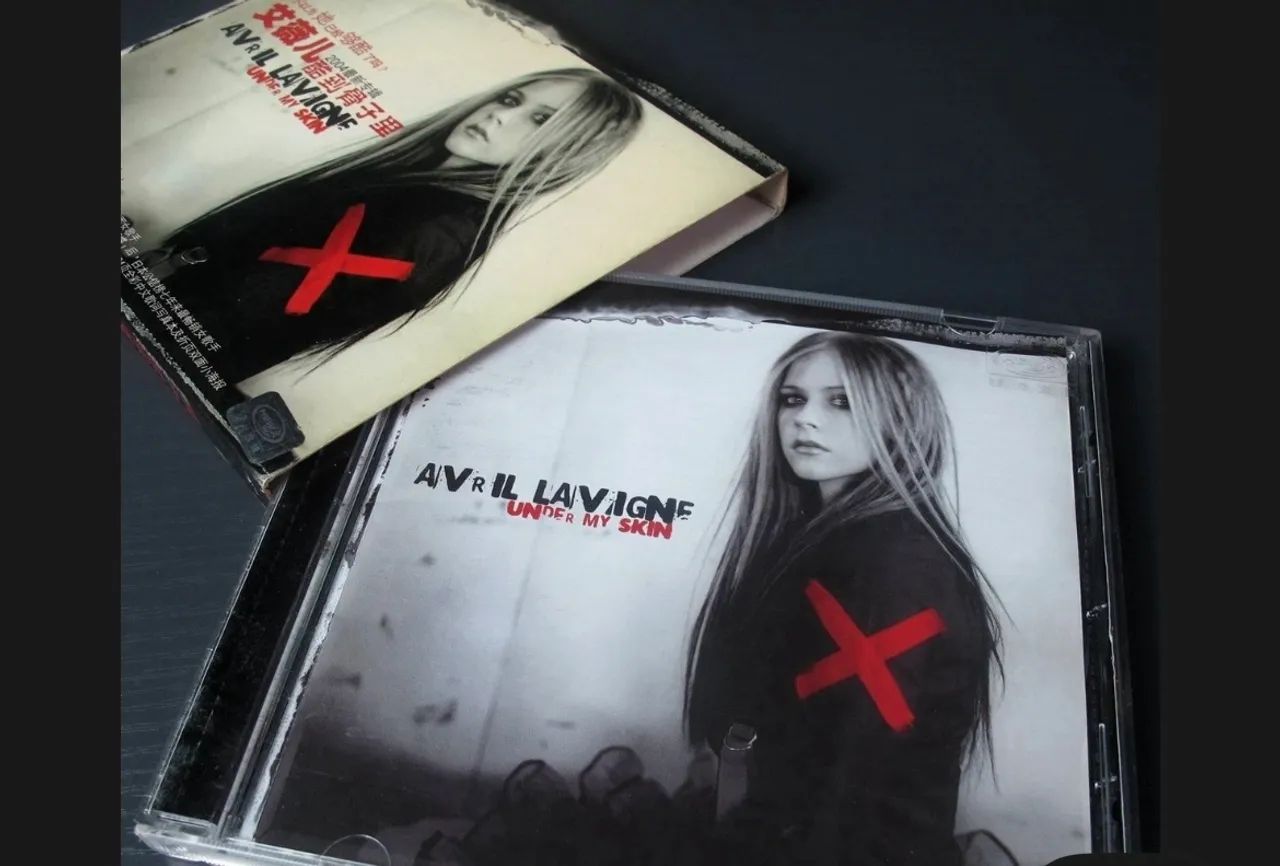 CD AVRIL LAVIGNE LACRADO UNDER MY SKIN CHINES - CDs, DVDs etc