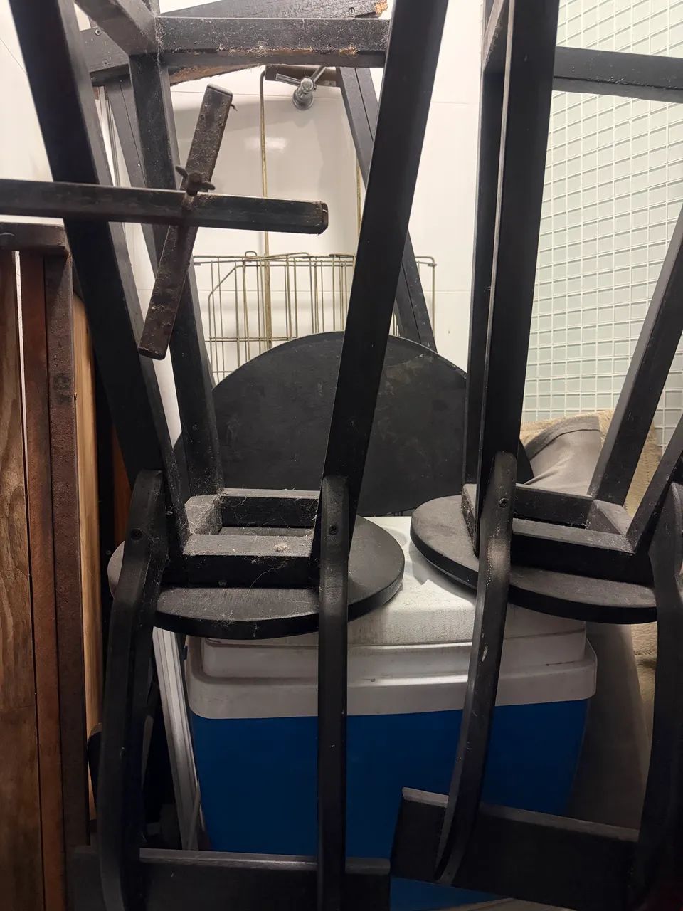 Mesa de madeira suspensa com cuba de aço e banquetas  - Foto 4