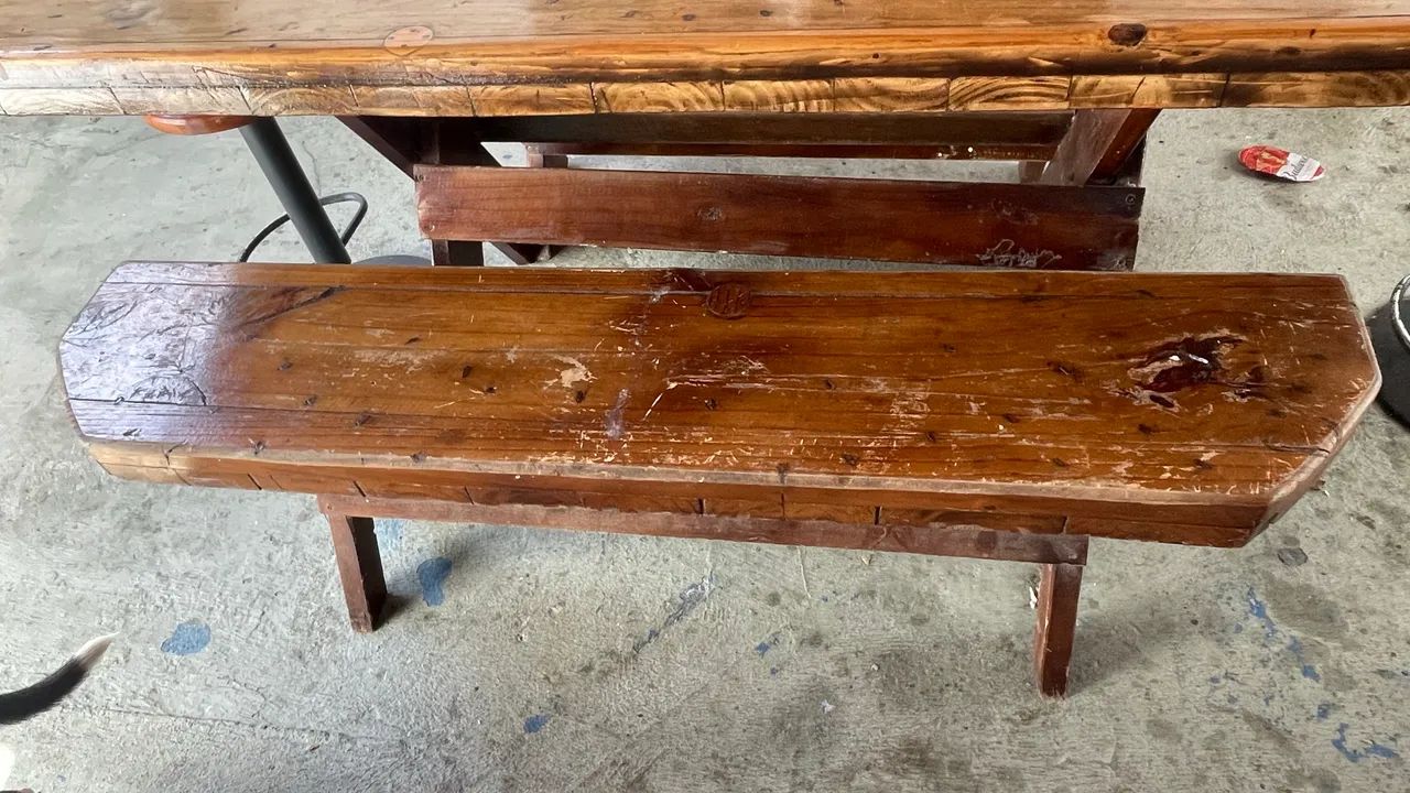 Mesa de madeira com bancos