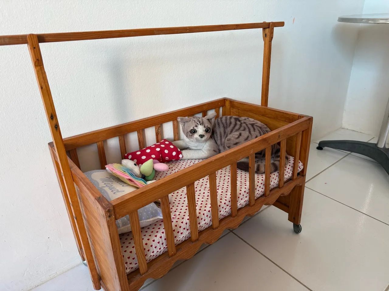 Berço de madeira para boneca 