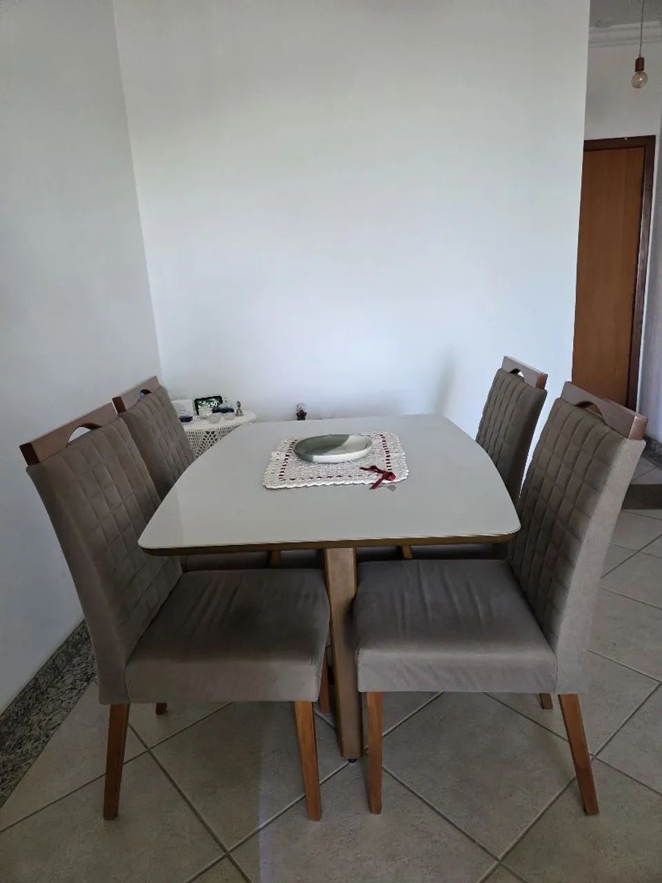 Mesa com 4 cadeiras cinza - Foto 2
