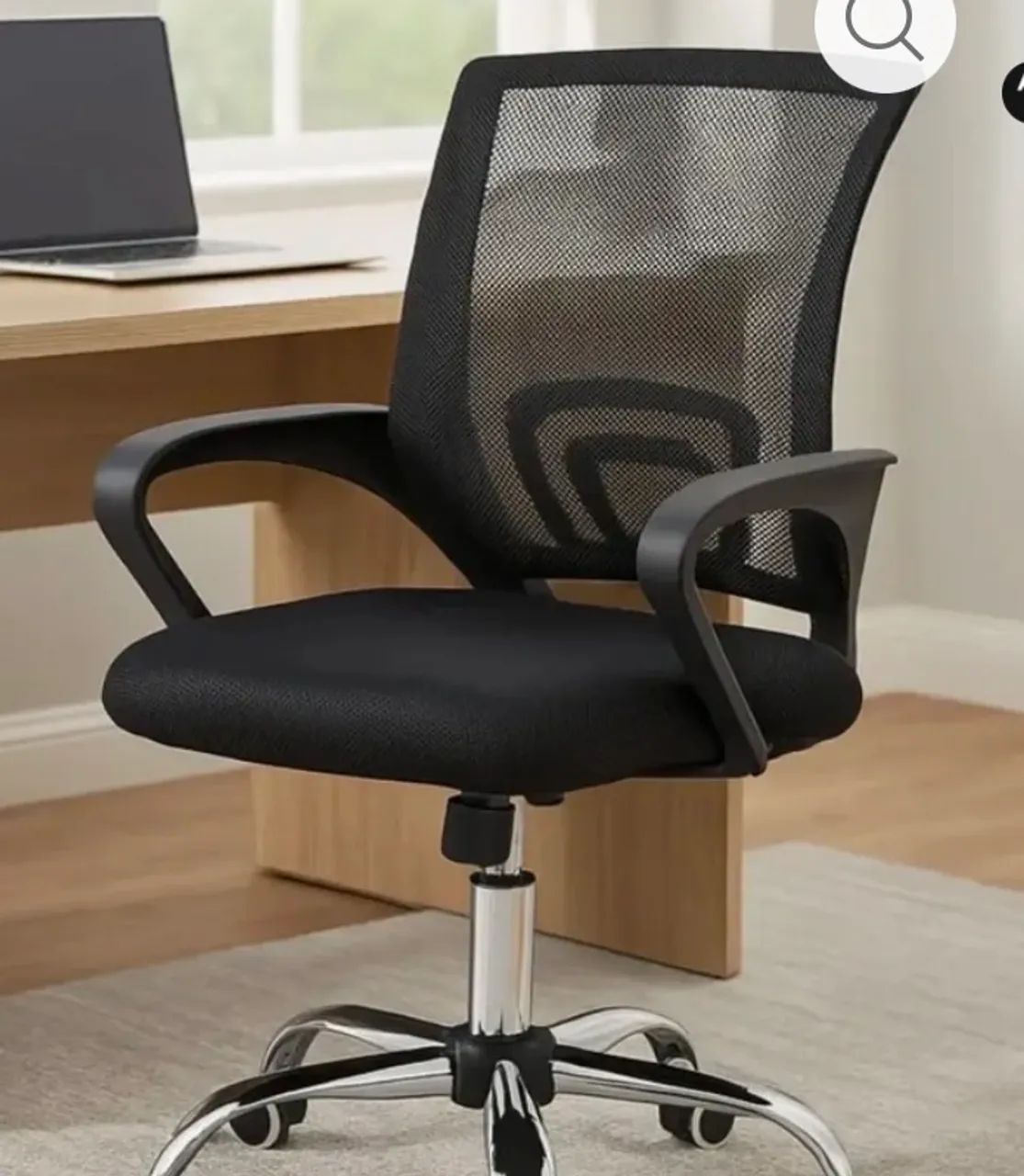 Monitores , cadeira de escritório e mesa