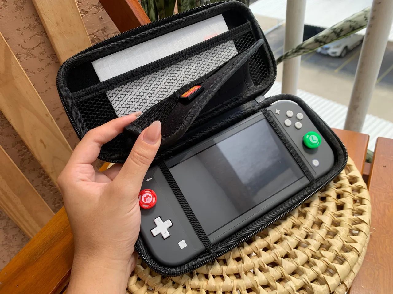 Nintendo switch lite Semi Novo todo completo (case e carregador ...