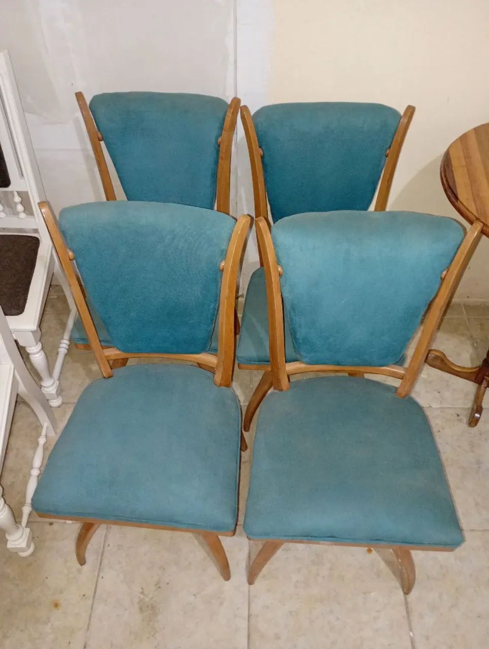 4 cadeiras anos 60. Perfeitas. Uns bibelôs 