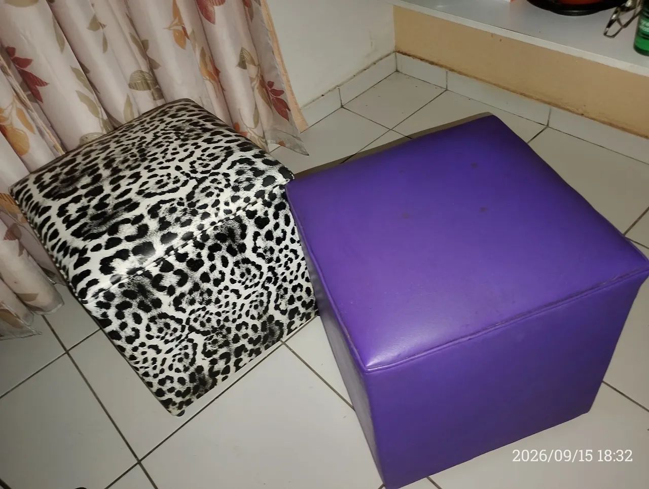 Puf lilás e de oncinha 