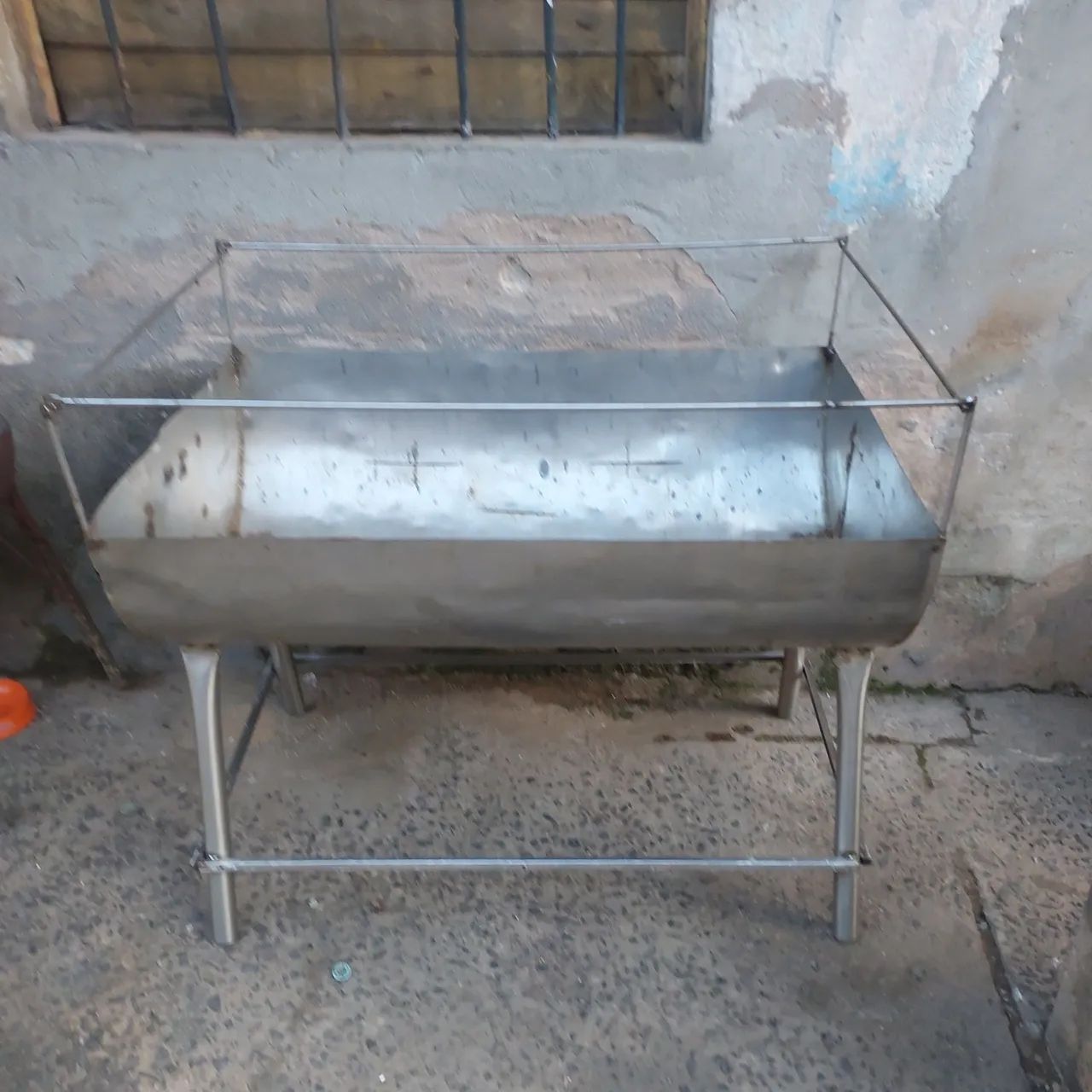 Churrasqueira inox para trabalha vendendo frango assado 