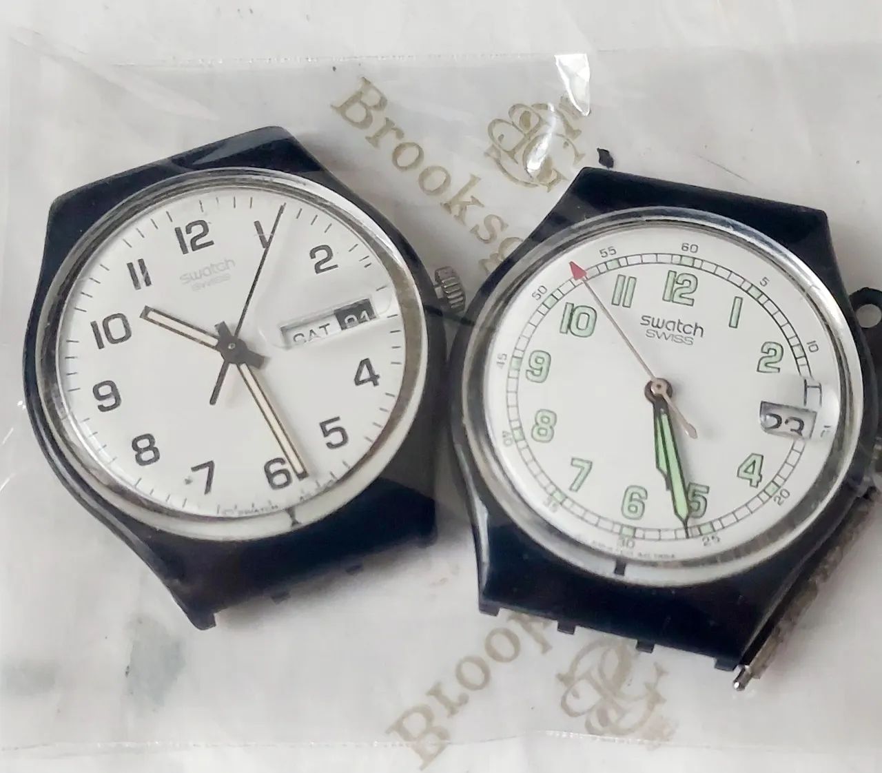 Duas carcaças de relógio swatch.