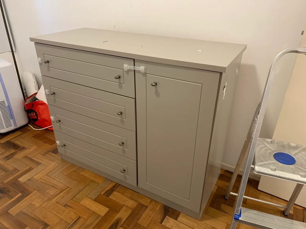 Cômoda Infantil Henn - Cinza com travas para criança