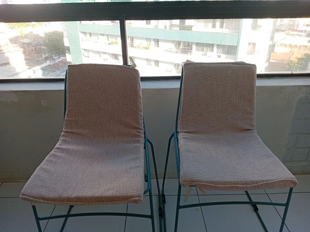 Vendo 2 cadeira para terço incluindo capas de acento  - Foto 3