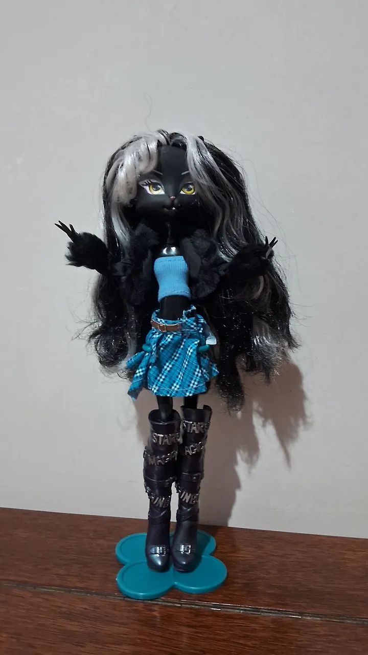 Boneca articulada com suporte 