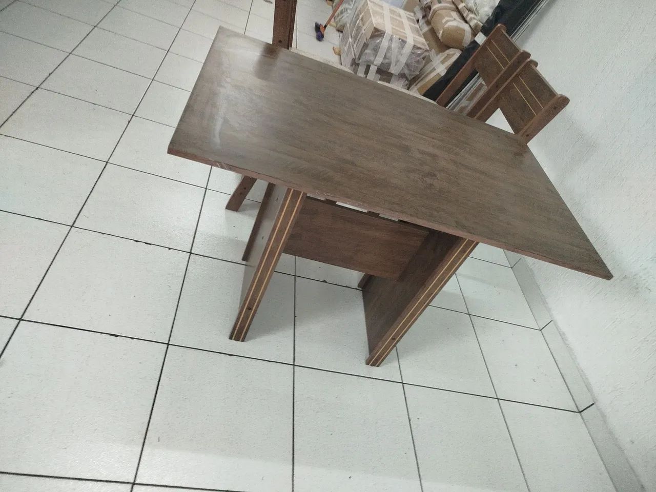 Mesa de madeira com 4 cadeiras  - Foto 2