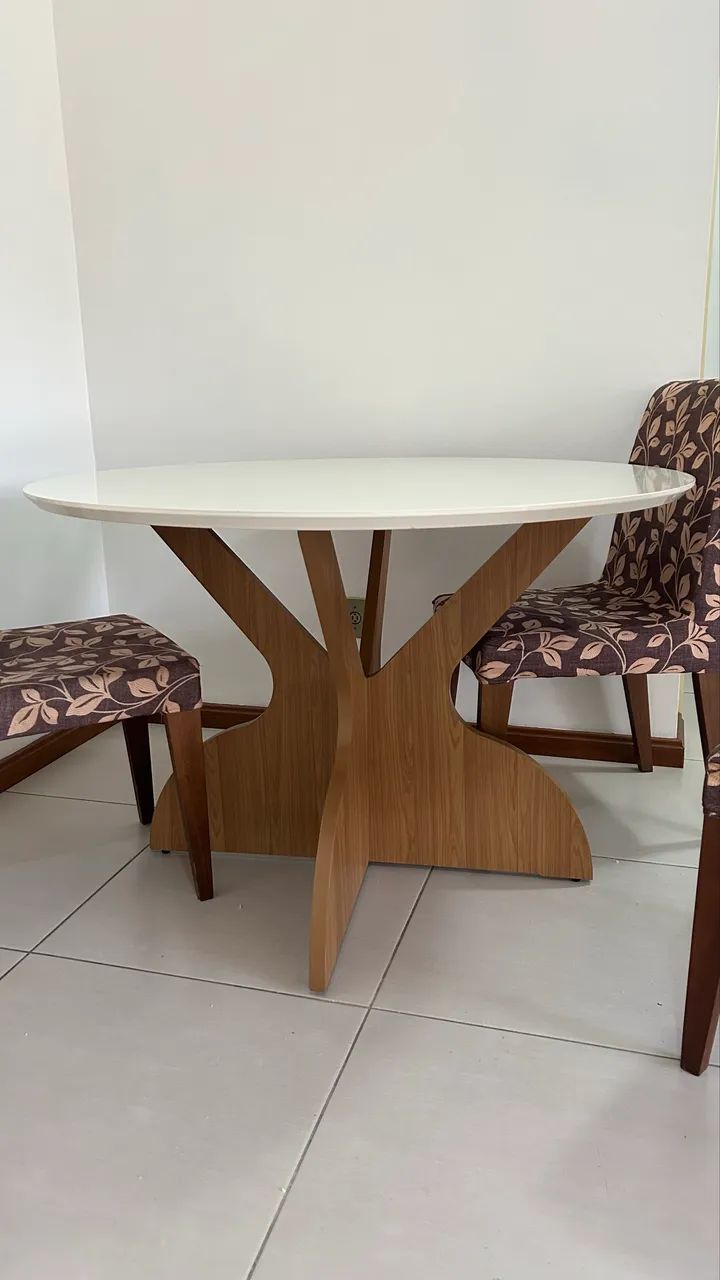 Mesa com 4 cadeiras 