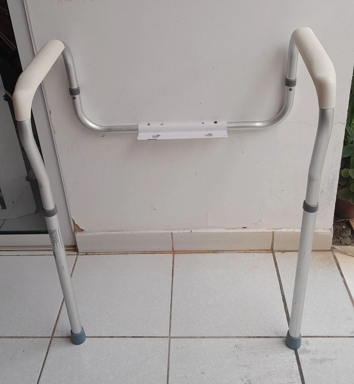 Cadeira de rodas barra de apoio sanitário  - Foto 2