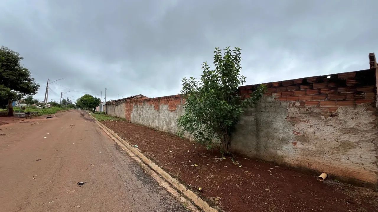 Vendo lote 200m². Asfaltado e semi plano. Murado. - Foto 3