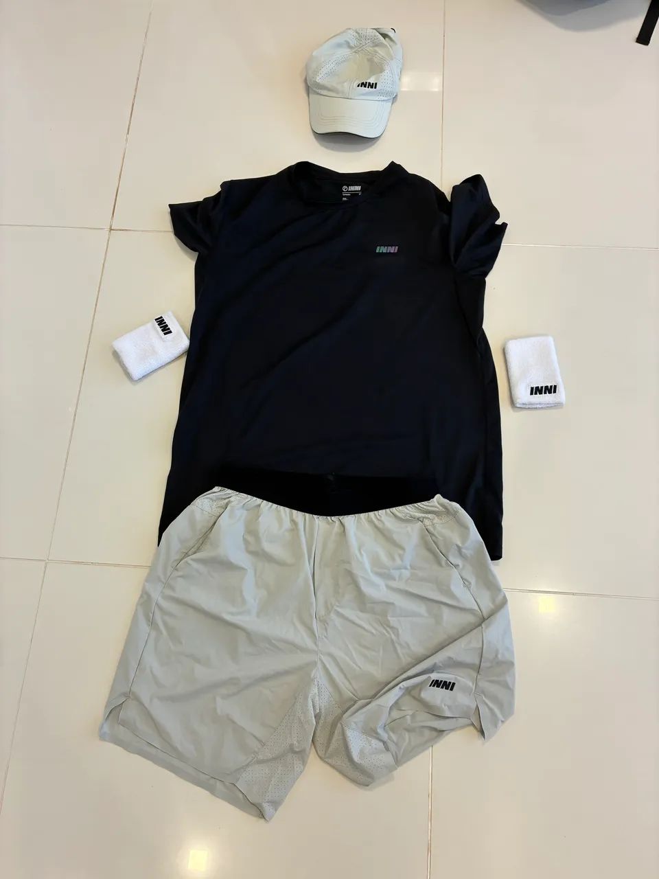 Kit roupas INNI: 1 camiseta, 1 shorts, 1 boné, 2 munhequeiras