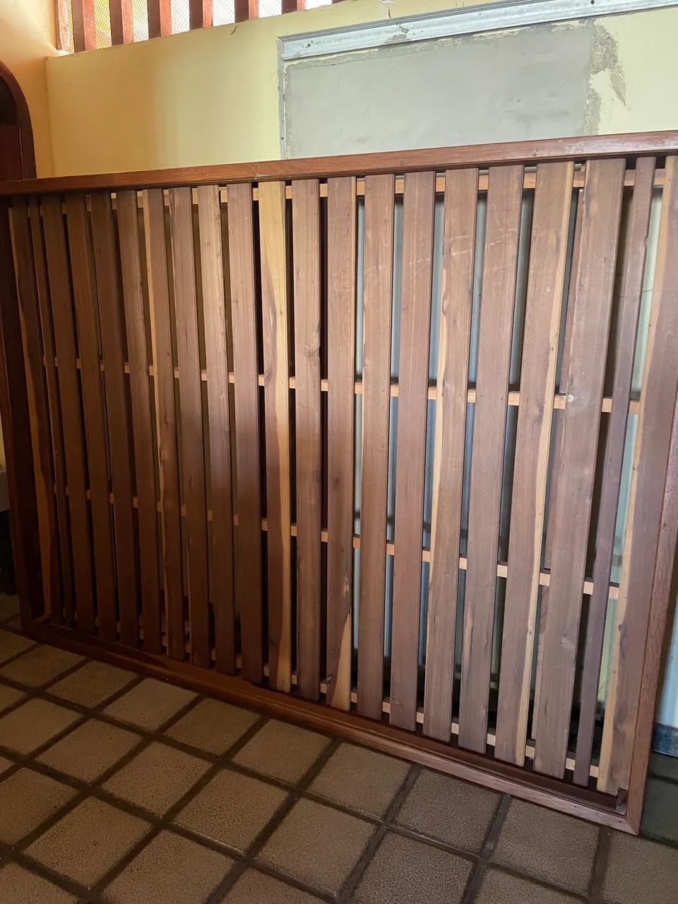 Cama de madeira com gavetões 