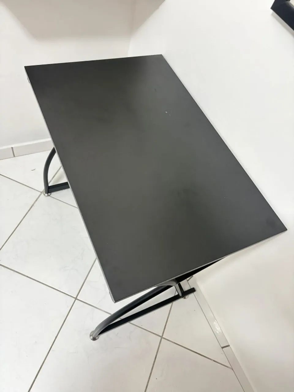 Escrivaninha preta compacta com pés em aço curvo - home office - Foto 3