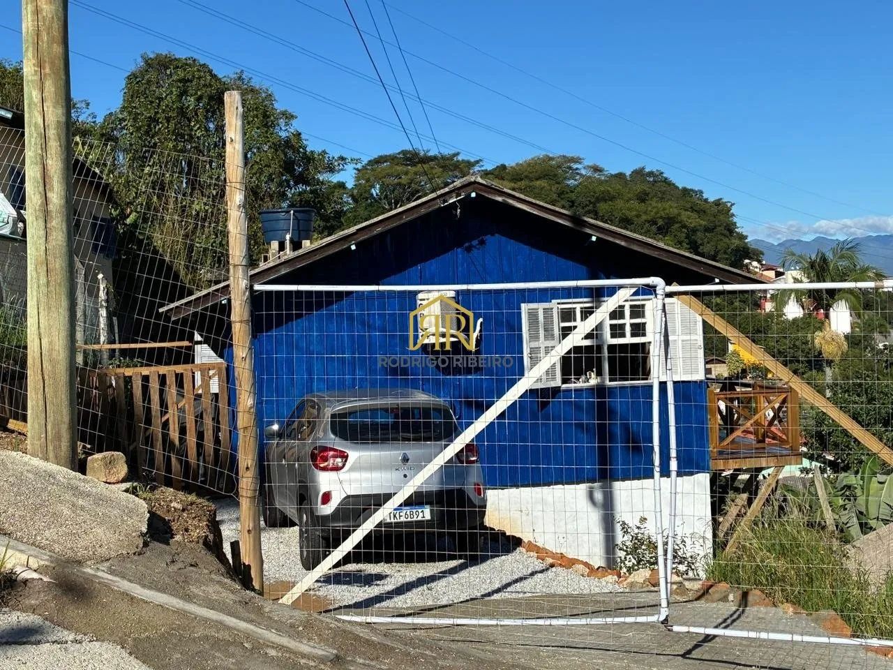 CASA EM TERRENO ALTO, COM VISTA MARAVILHOSA!!!